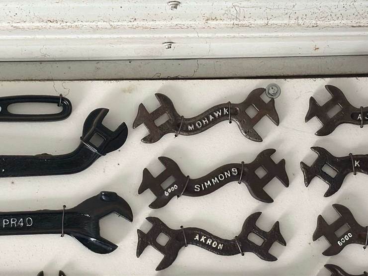 collection-of-assorted-wrenches-image-5