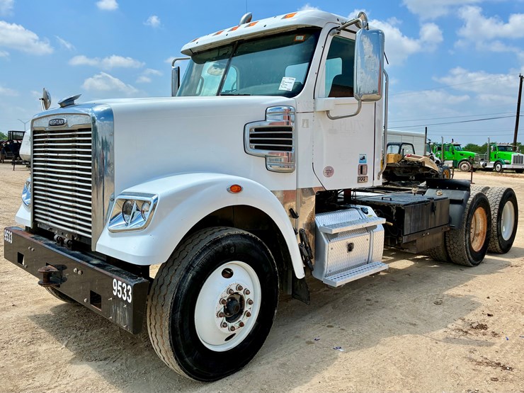 2015-freightliner-coronado-122-sd-image-1