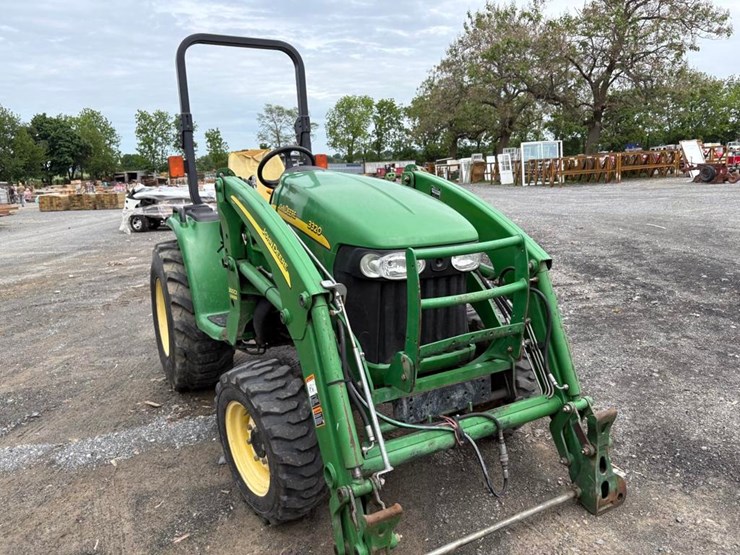 john-deere-3320-image-4