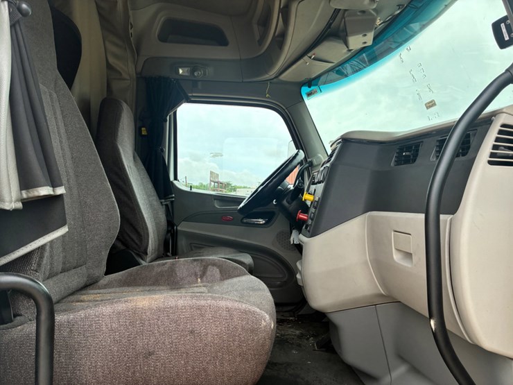 2019-peterbilt-579-image-8