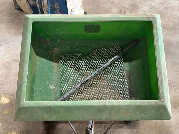 john-deere-ty24378-fertilizer-spreader-image-5