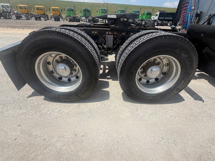2009-peterbilt-387-image-15