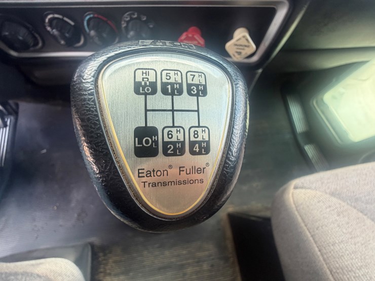 2011-kenworth-t800-image-13