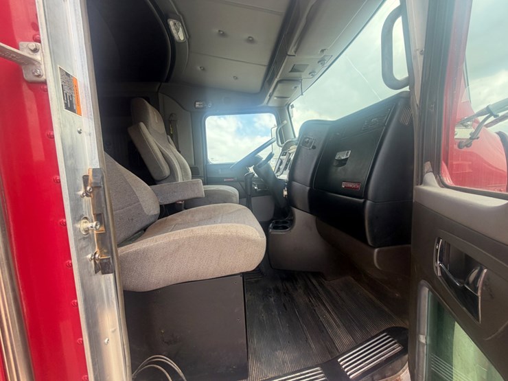 2011-kenworth-t800-image-10