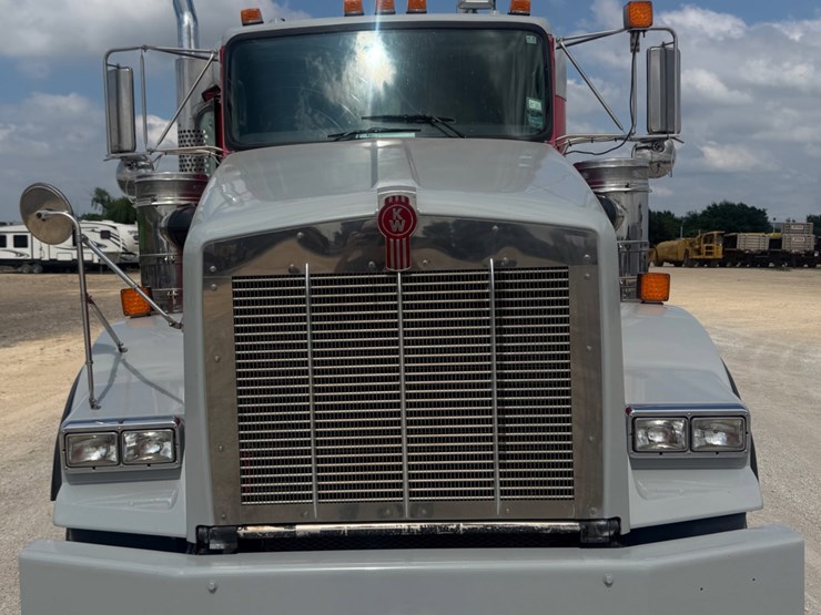 2011-kenworth-t800-image-2