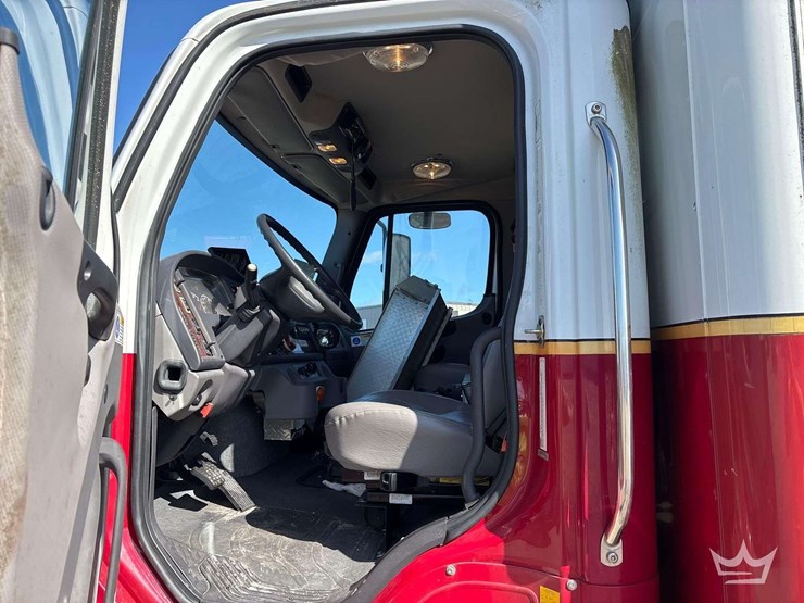 2007-freightliner-m2-106-image-53