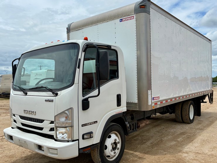 2019-isuzu-npr-image-1