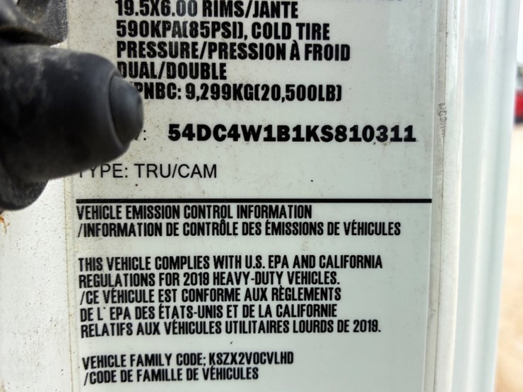 2019-isuzu-npr-image-17