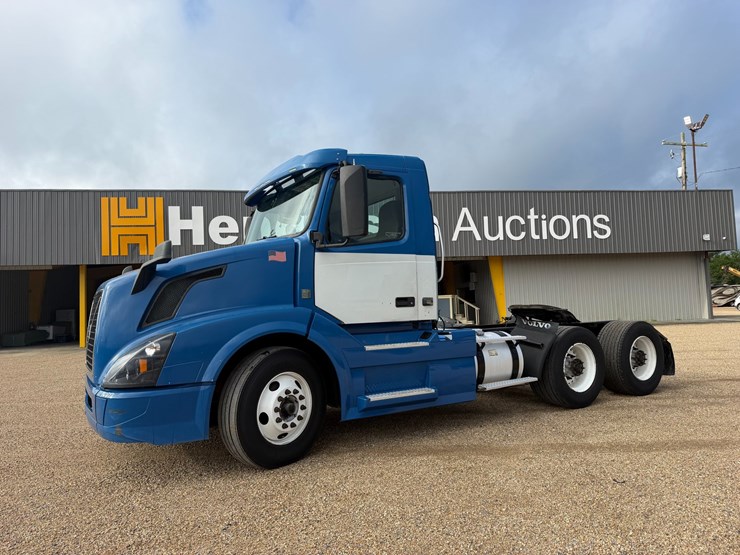 2018-volvo-vnl64t300-image-1