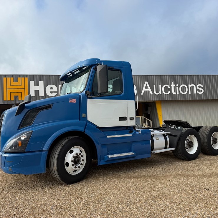2018 VOLVO VNL64T300