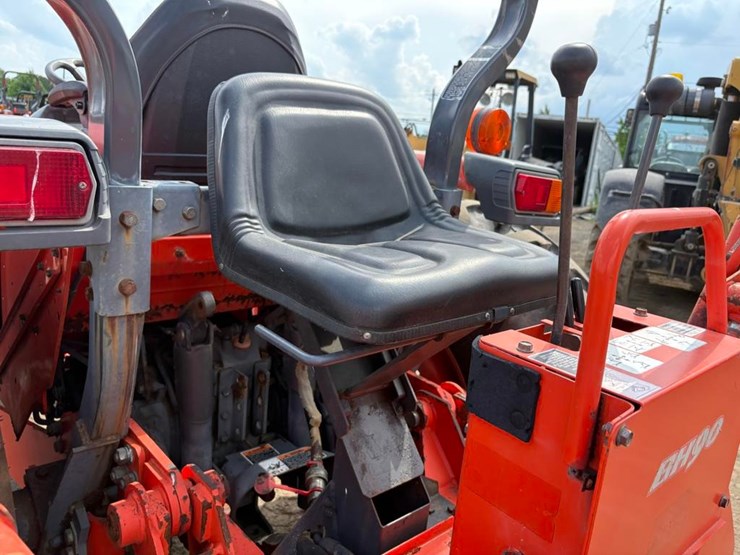 2007-kubota-l3830hst-image-22