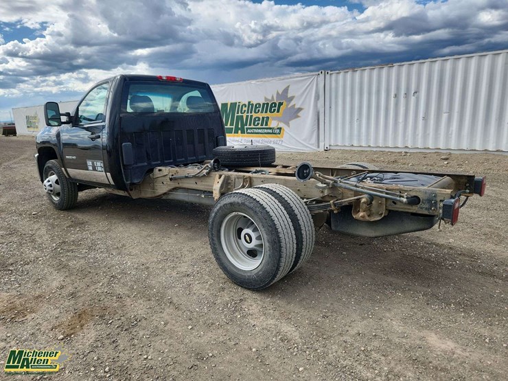 2012-chevrolet-silverado-3500-image-3