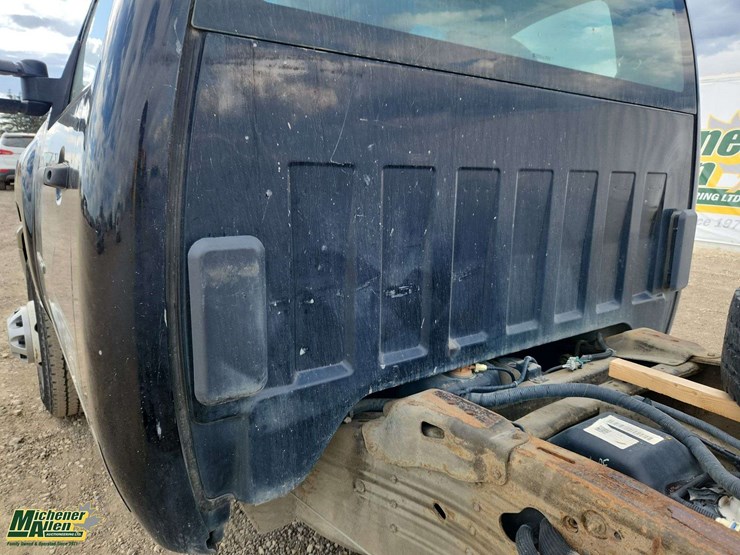 2012-chevrolet-silverado-3500-image-39