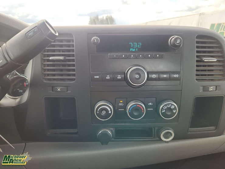 2012-chevrolet-silverado-3500-image-18