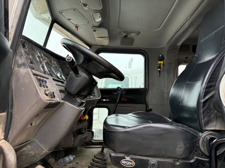 2013-peterbilt-367-image-11