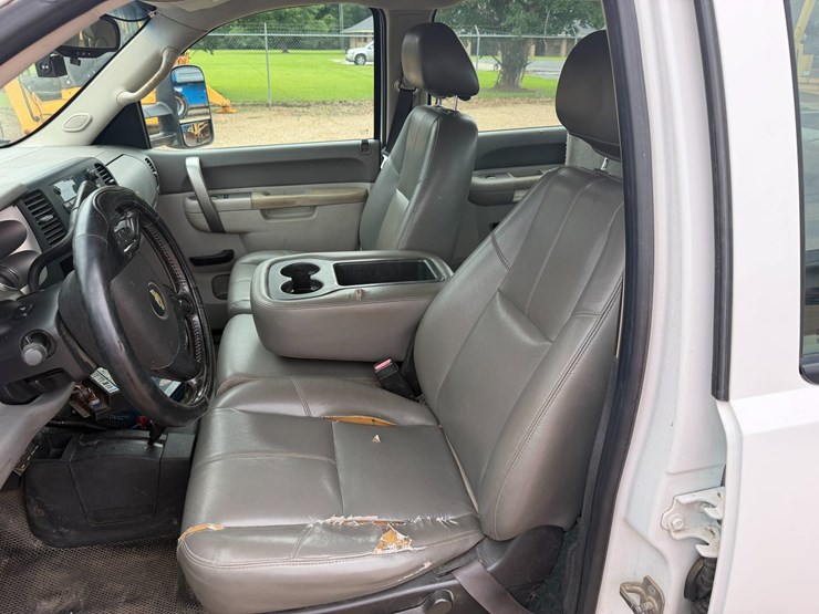 2012-chevrolet-3500-image-10