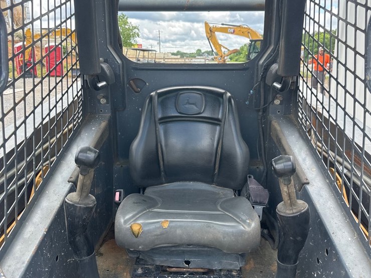 deere-323d-image-6