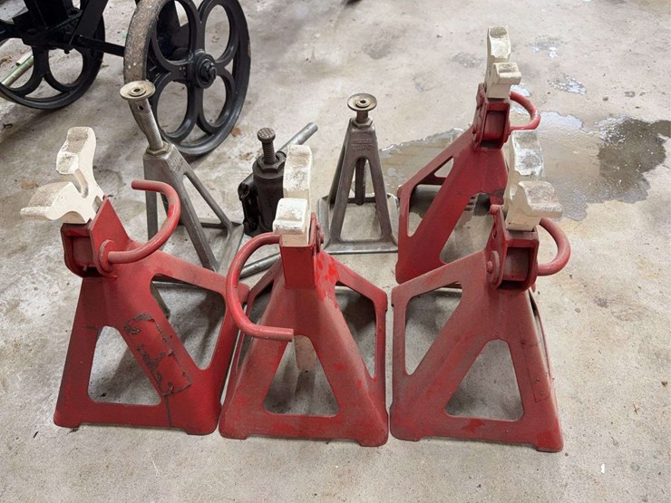 group-of-jack-stands-image-3