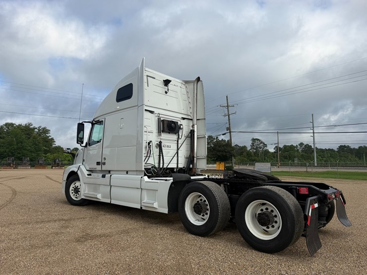 #16233-•-2016-volvo-vnl64t670apu-truck-image-4