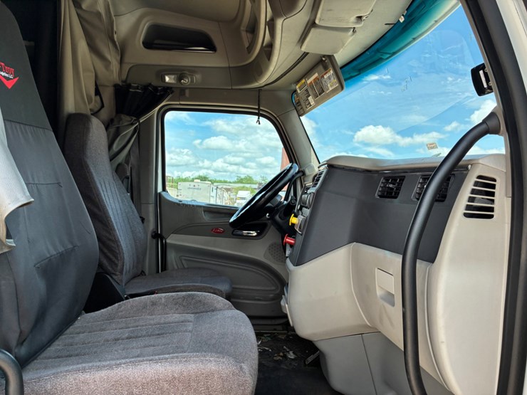 2019-peterbilt-579-image-8