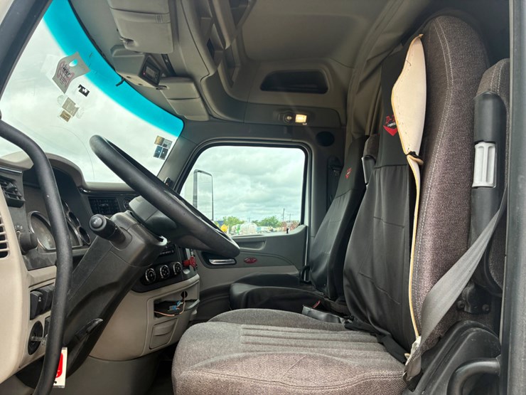 2019-peterbilt-579-image-7