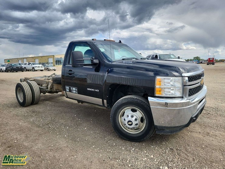 2012-chevrolet-silverado-3500-image-2