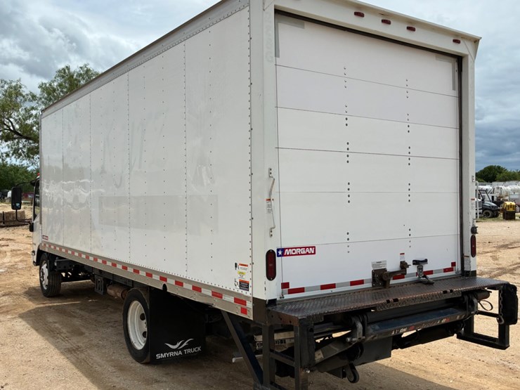 2019-isuzu-npr-image-6