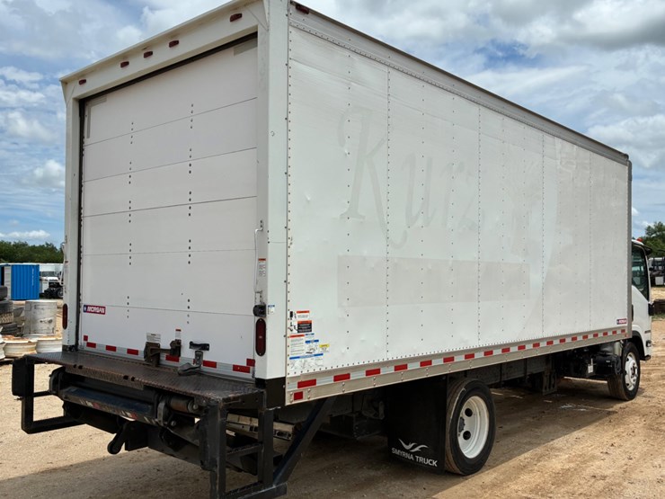 2019-isuzu-npr-image-4