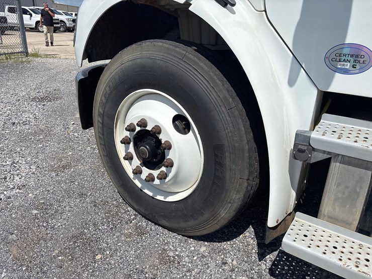2020-freightliner-m2-106-image-13