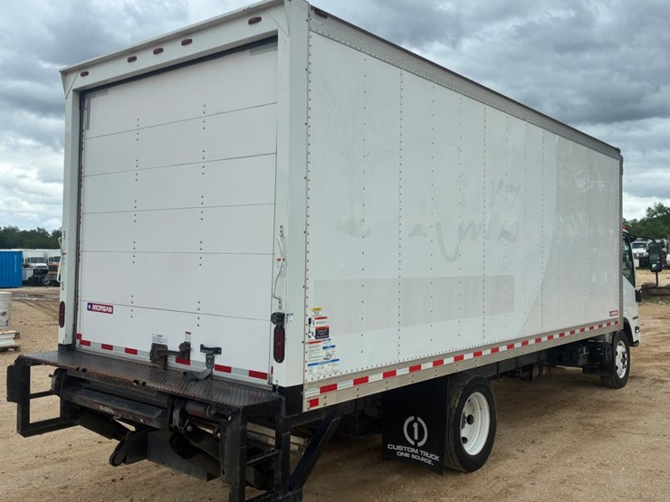 2019-isuzu-npr-image-4