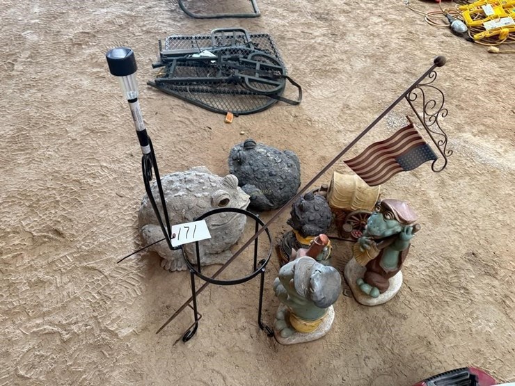 outdoor-frog-décor-&-other-image-3