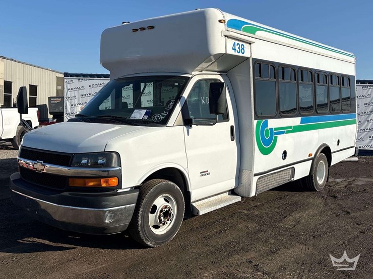 2014-chevrolet-express-shuttle-bus-image-1
