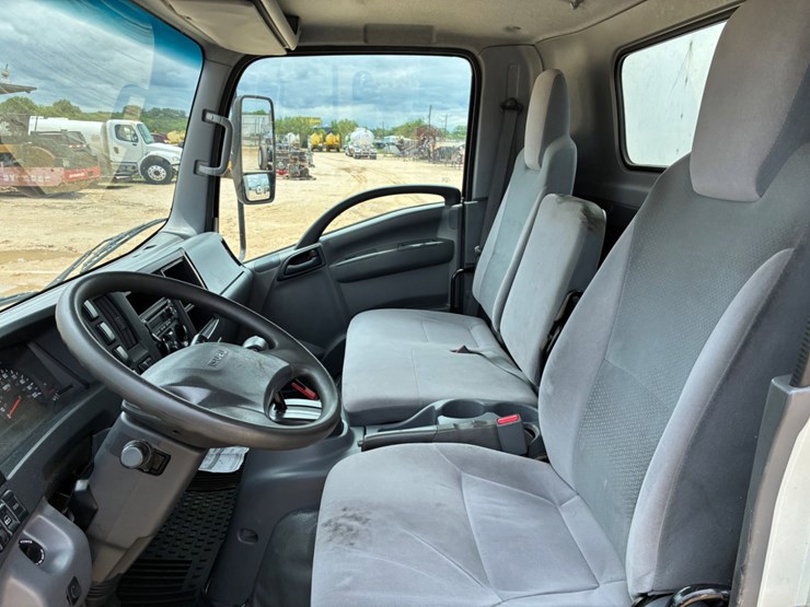 2019-isuzu-npr-image-8