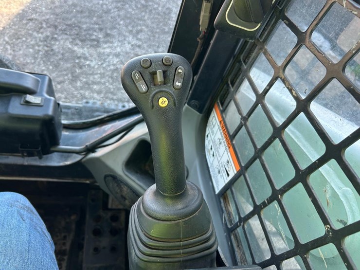 2016-bobcat-t740-image-20
