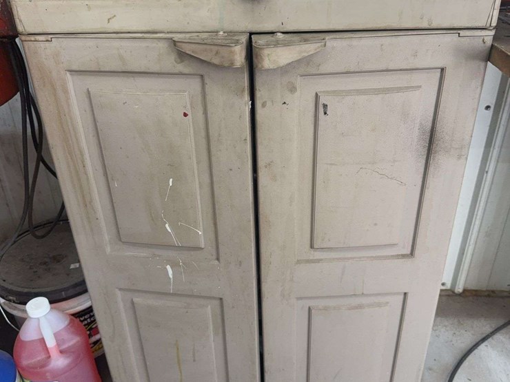 central-pneumatic-paint-shaker-with-assorted-paints-and-cabinet-image-5