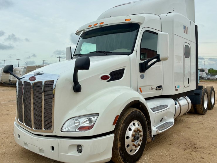 2019-peterbilt-579-image-1