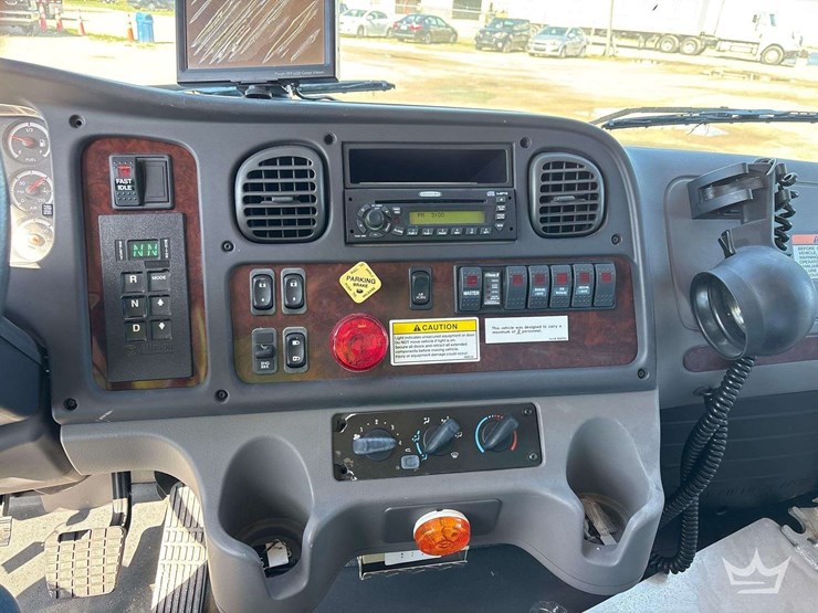 2007-freightliner-m2-106-image-58