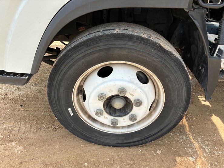 2019-isuzu-npr-image-10