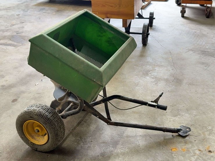 john-deere-ty24378-fertilizer-spreader-image-4