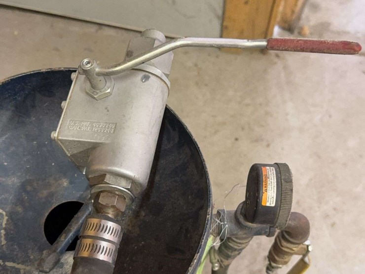 sandblasting-equipment-assortment:-central-pneumatic-cabinet-and-atd-blast-unit-image-11