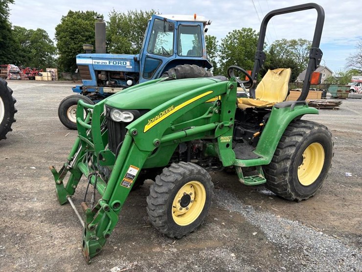 john-deere-3320-image-2