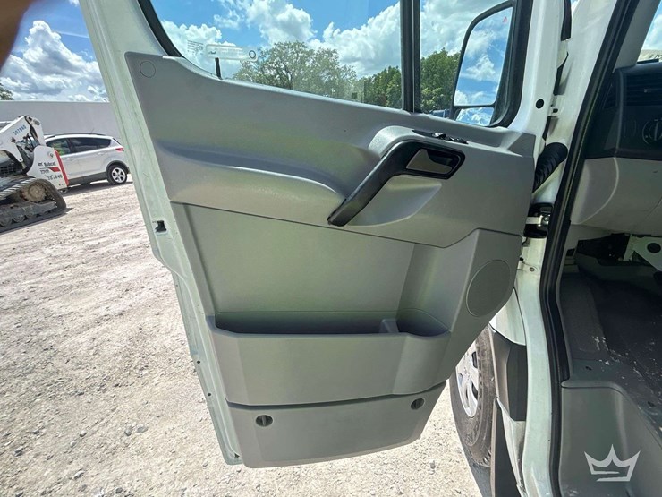 2016-mercedes-benz-sprinter-2500-image-11