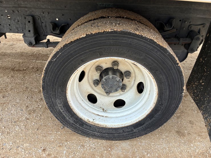 2019-isuzu-npr-image-13