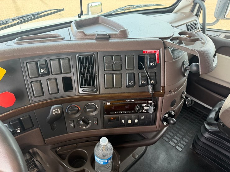 #16233-•-2016-volvo-vnl64t670apu-truck-image-11