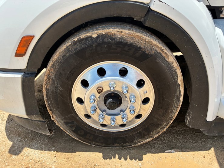 2019-peterbilt-579-image-12