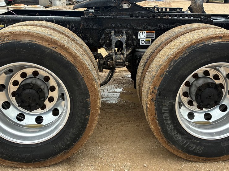 2019-peterbilt-579-image-15