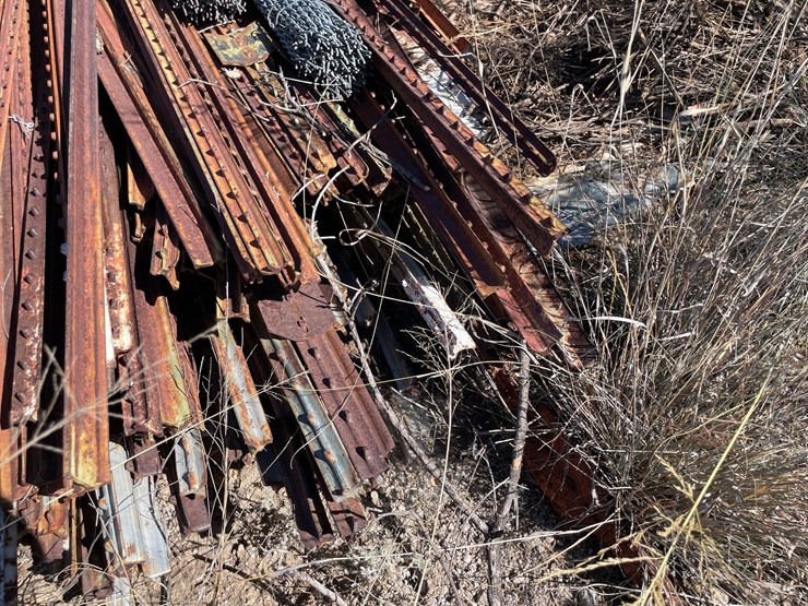 #1027-•-6'-t-posts-and-fence-staves-image-4