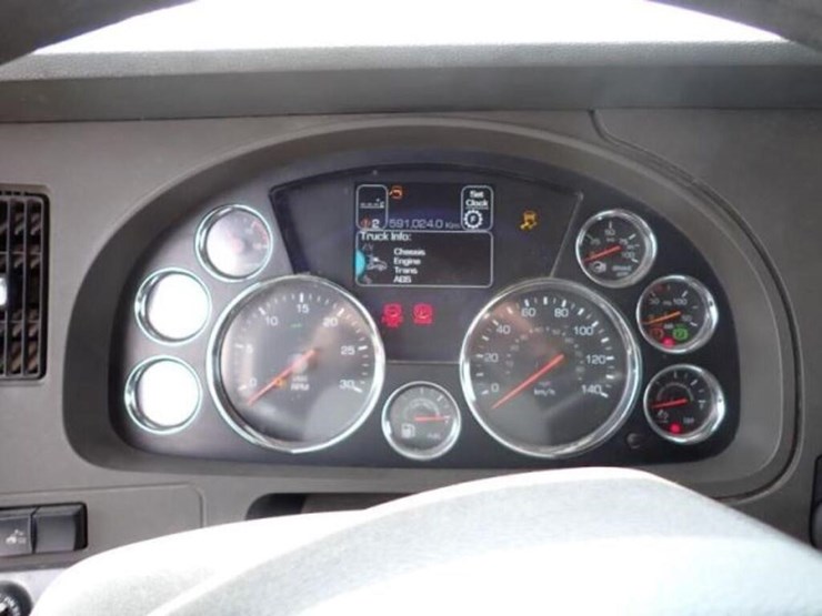 2016-kenworth-t880-image-15