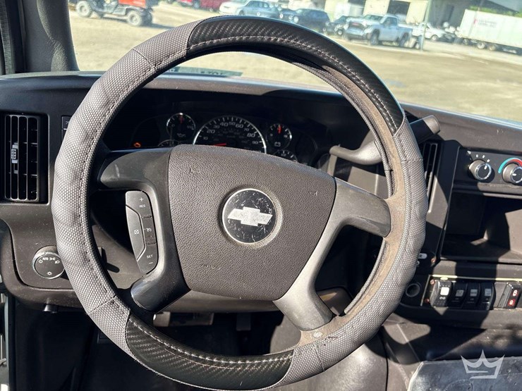 2014-chevrolet-express-shuttle-bus-image-9