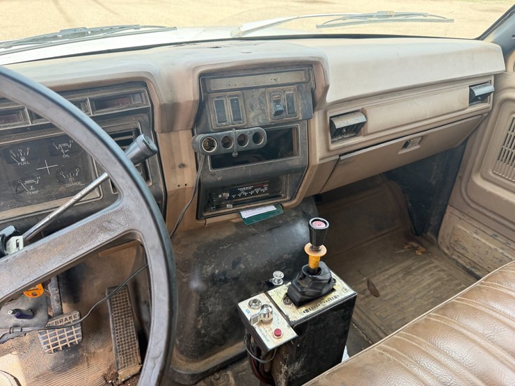 1991-ford-800-image-14
